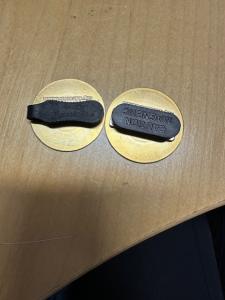 107539-2 Skyddsombud - Pin i mässing med loop magnet - 40mm